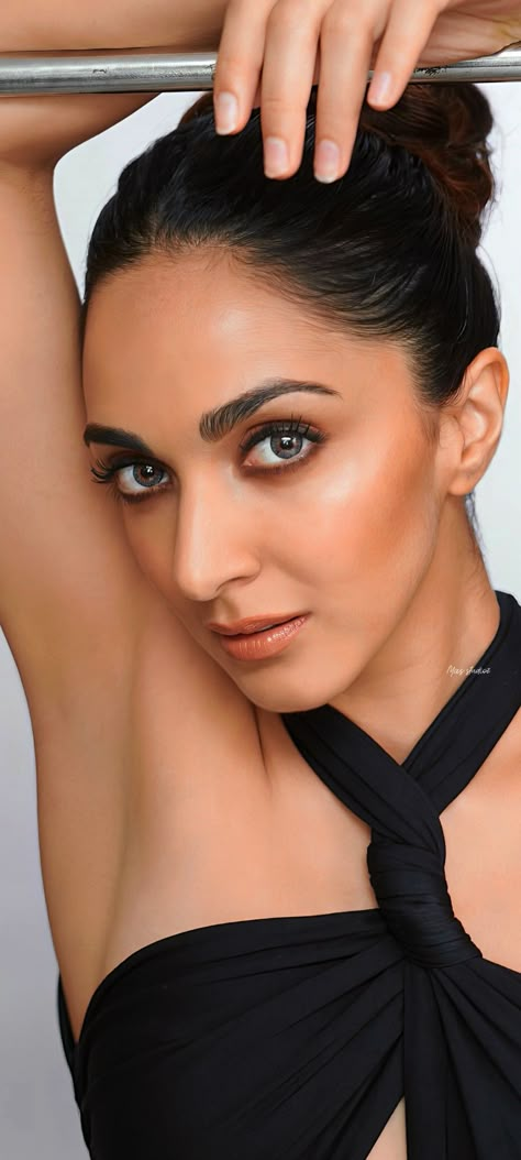 Mas studioz hd wallpaper full retouch Kiara Advani Kaira Advani, Allu Arjun Hairstyle, Rare Features, Kiara Advani, Actress Pics, Bollywood Celebrities, The Duff, Bollywood Actress, Hd Wallpaper