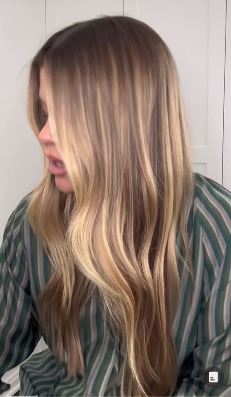 Haley Bieber Blonde, Sofia Richie Balayage, Dark Beige Blonde Hair Balayage, Sophia Richie Hair Color, Sophie Habboo Hair, Lived In Caramel Balayage, Blending Blonde With Dark Roots, Sofia Richie Haircut, Blonde Hair Fair Skin Blue Eyes