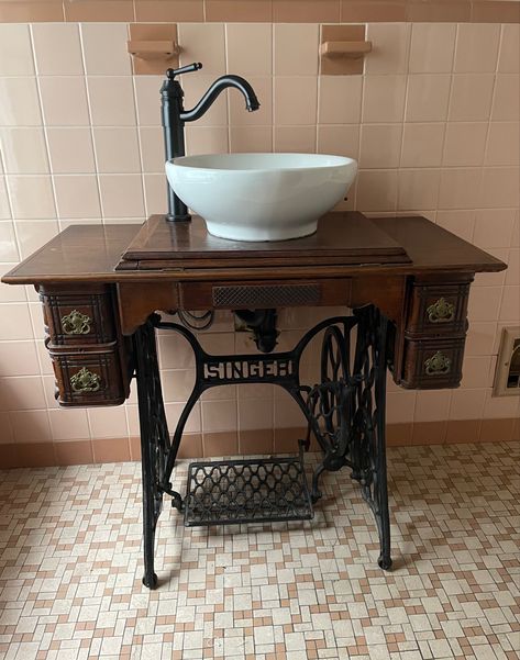 Singer Sewing Machine Bathroom Sink, Sewing Machine Vanity, Sewing Machine Bathroom Vanity, Singer Sewing Machine Repurposed, Old Sewing Machine Table, Sewing Machine Tables, Bathroom Design Layout, Sewing Machine Table, Creative Bathroom