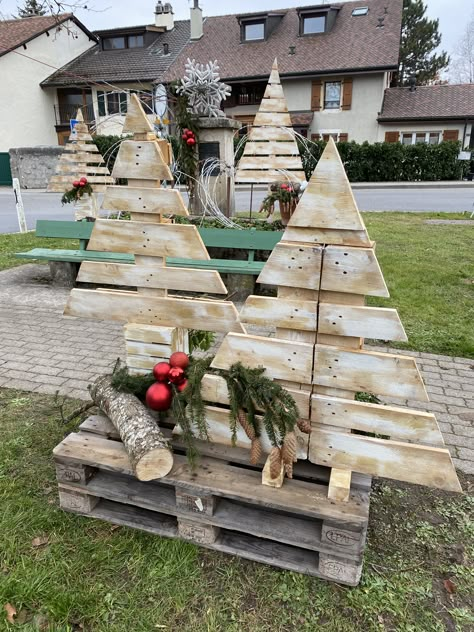 Pallet Christmas Decor, Front Curb Appeal, Tree Village Display, Christmas Tree Village Display, Tree Village, Outside Christmas Decor, Christmas Tree Village, Pallet Christmas, Village Display