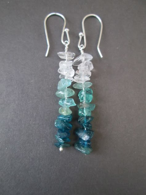 Gemstone Chips Jewelry Diy, Stone Chip Earrings, Gemstone Chip Earrings, Stone Chip Jewelry, Crystal Chips Ideas, Crystal Chip Jewelry, Bead Earrings Ideas, Crystal Earrings Diy, Chip Bead Jewelry