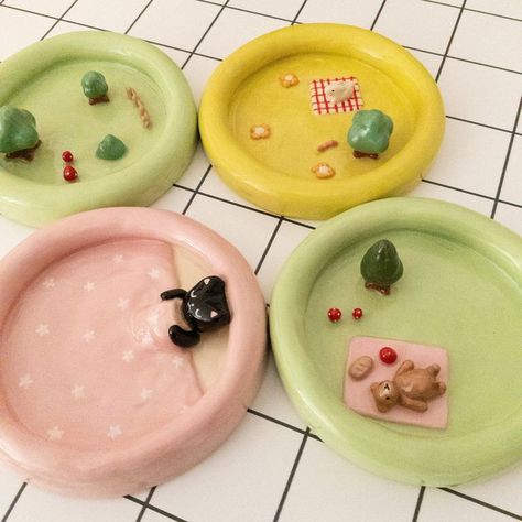 Small Crafts To Do When Your Bored, Diy Trinket Dish, Polymer Clay Trinket Dish, Clay Trinket Dish, Clay Dishes, Easy Clay Sculptures, Clay Dish, Clay Magnets, Diy Air Dry Clay