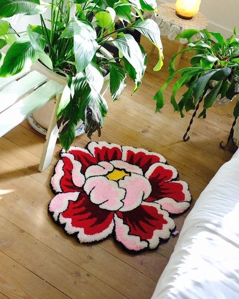 Shishi San, Tuft Designs, Tufting Designs, Poppy Rug, Punch Needling, Rug Tufting, Funky Rugs, Flower Rug, Irezumi Tattoos