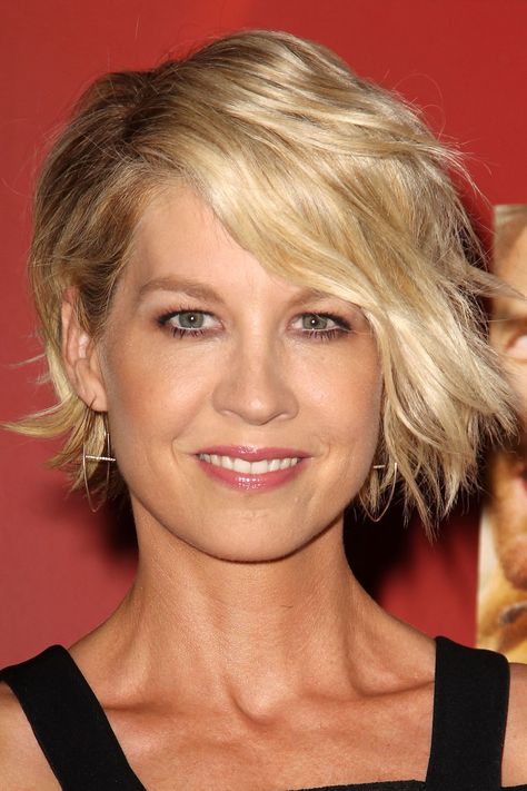 Jenna Elfman, short, wavy, tousled bob Jenna Elfman Hair, Fine Hair Cuts, Hair Stules, Jenna Elfman, Short Wavy Bob, Tousled Bob, Wavy Bobs, Short Hair Pixie Cuts, Short Hair Styles Easy