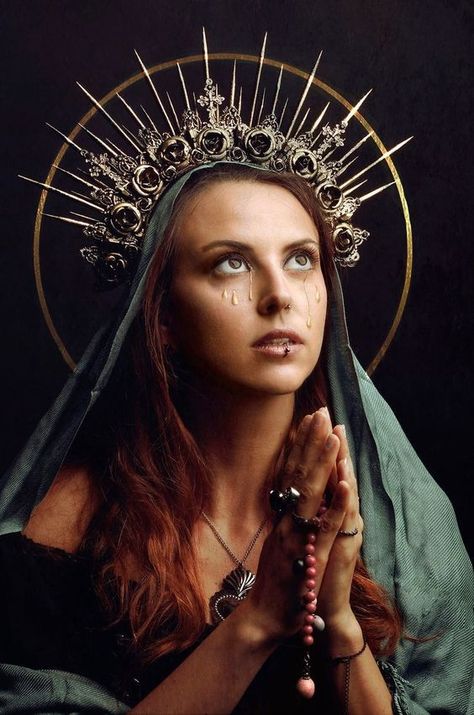 Art Partner, Fashion Photography Inspiration, Gothic Girls, Pics Art, Religious Art, Costume Halloween, The Cross, 그림 그리기, Headdress