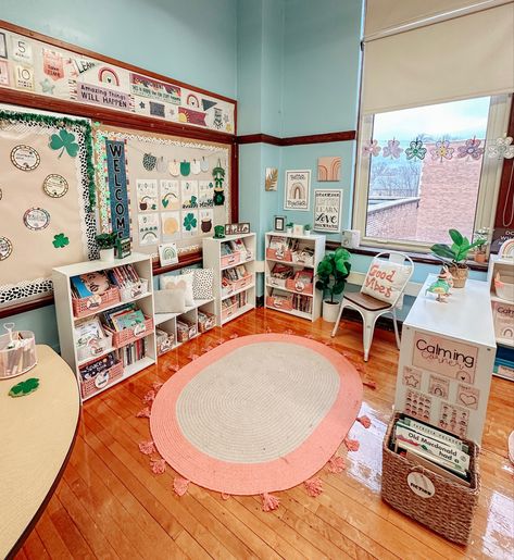 Portable Classroom Decor, 1st Grade Library Setup, Small Classroom Library, Kindergarten Classroom Library, Classroom Bookshelf, Portable Classroom Setup, Library Classroom Ideas, Toddler Cozy Corner Classroom, Library Corner Classroom