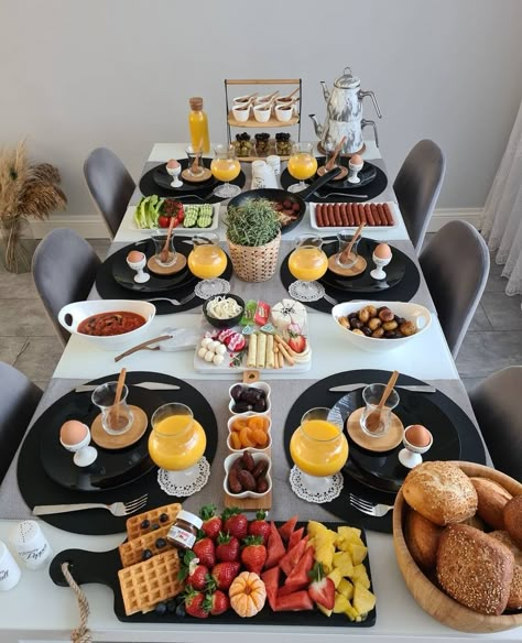 Breakfast Presentation, Food Display Table, Breakfast Platter, Party Food Buffet, Catering Ideas Food, Foods And Drinks, Sleepover Food, Food Displays, Buffet Food