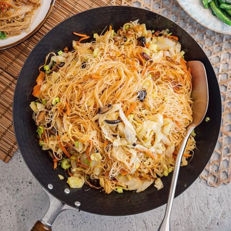 Tiffy Chen shares her grandmother's Taiwanese stir-fry noodles recipe - Good Morning America Taiwanese Food Recipe, Taiwanese Noodle Recipe, Eggplant With Garlic Sauce, Stir Fry Noodles Recipe, Stir Fried Noodles, Fried Noodles Recipe, Tiffy Cooks, Pan Fried Noodles, Vegetarian Oyster Sauce