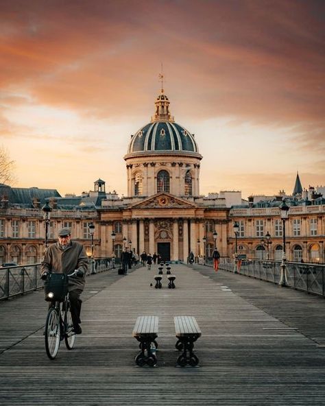 Zigzag on Instagram: "Autrefois connu pour les cadenas accrochés à son grillage, le pont des Arts reste un incontournable de Paris. 🔒💌 Il va d'ailleurs être rénové pendant près de huit mois pour retrouver toute sa splendeur ! 👷‍♂️ 📸 @wonguy974 #parisianescapes #paris #pariszigzag #visitepariszigzag #Paris #Parigi #visitParis #beautifuldestinations #photooftheday #picoftheday #travel #France #visitFrance #goodday #topparisphoto #igersfrance#instagood #visit #traveladdict #igersparis #parisje Pont Des Arts Paris, French Library, Paris Shoot, Life In Paris, Parisienne Chic, Travel France, Paris Photo, Paris Paris, Paris Photos