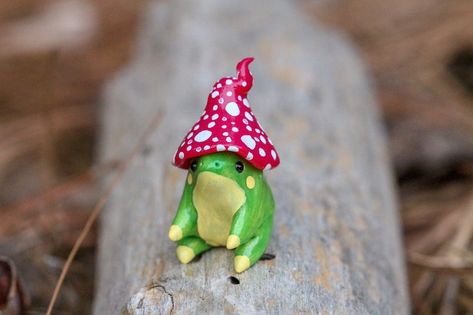 Frog Totem, Clay Frog, Mushroom Frog, Clay Classes, Frog Frog, Frog Figurines, Polymer Clay Diy, Animal Sculpture, Clay Animals