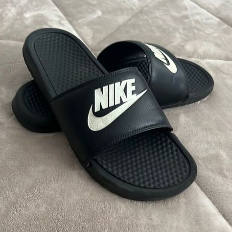 Nike Slippers Outfit, Baddie Slides, Nike Slides Men, Nike Slides Black, Black Nike Slides, Slipper Outfit, Nike Slides Outfit, Nike Slippers, Nike Sandals