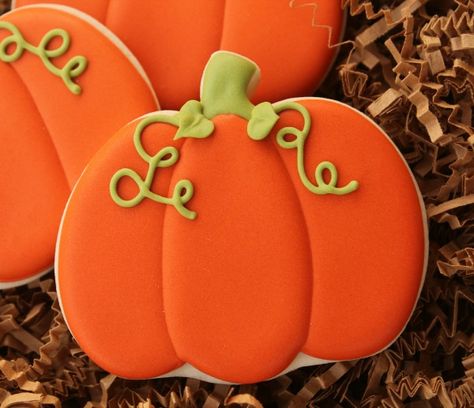 Decorated Pumpkin Cookies http://www.sweetsugarbelle.com/2013/11/decorated-pumpkin-cookies/ Decorated Pumpkin Cookies, Pumpkin Cookies Decorated, Easy Halloween Cookies Recipes, Decorated Pumpkin, Biscuits Halloween, Halloween Sugar Cookies Decorated, Easy Halloween Cookies, Cookie Recipes For Kids, Halloween Cookie Recipes