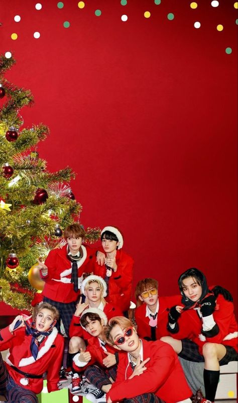 Skz Xmas Wallpaper, Christmas K Pop Wallpaper, Christmas Skzoo Wallpaper, Kpop Wallpaper Christmas, Christmas Evel Skz Wallpaper, Skz Christmas Wallpaper Ot8, K-pop Christmas, Stray Kids Merry Christmas, Stray Kids Wallpaper Christmas