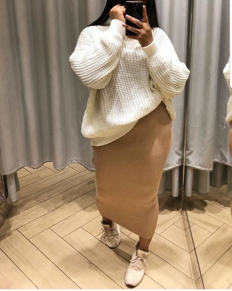 Sweatshirt To Work Outfit, Tan Skirt Outfit Fall, Plus Winter Outfits Plus Size, Looks Hip Hop, Plus Size Winter Outfits, Plus Size Baddie Outfits, Look Legging, Mode Kimono, Plus Size Fall Outfit