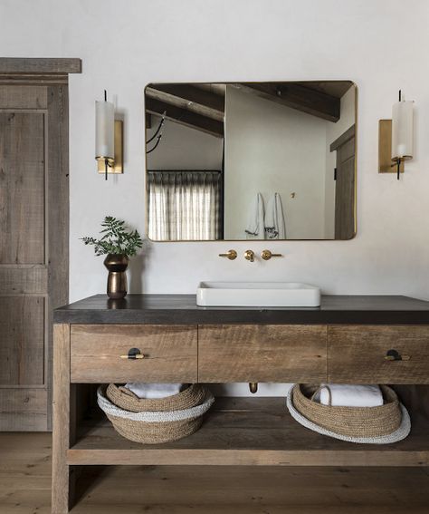 decordemon: Chalet in Montana by Pearson Design Group Montana Interior Design, Chalet Bathroom, Rustic Modern Bathroom, Rustic Bathroom Lighting, Farmhouse Bathroom Vanity, Crystal Wall Sconces, Popular Trends, Rustic Bathroom Decor, Rustic Bathrooms