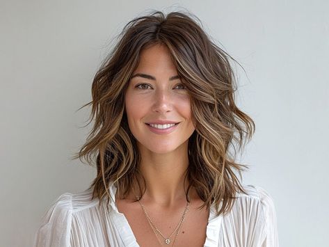 40 Stunning Face-Framing Layers For Ladies With Medium Hair Collarbone Length Hair, Shoulder Length Wavy Hair, Shoulder Length Layered Hair, Trendy We Fryzurach, Wavy Hairstyles Medium, Thick Wavy Hair, Layered Haircuts For Medium Hair, Medium Layered Haircuts, Medium Length Hair With Layers