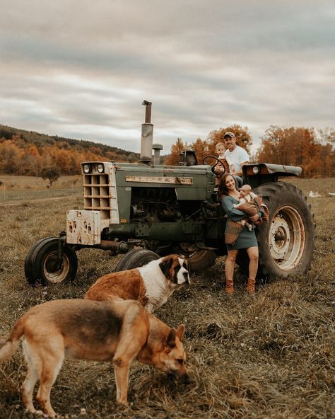 Farm fams 🫶🏼🐮🐓🐐🐖🪿 Farm Lifestyle Photography, Fall Farm Photoshoot, Farm Family Aesthetic, Hobby Farm, Family Farm Photos, Farm Family Pictures, Big Farm, Farm Lifestyle, Farm Photography