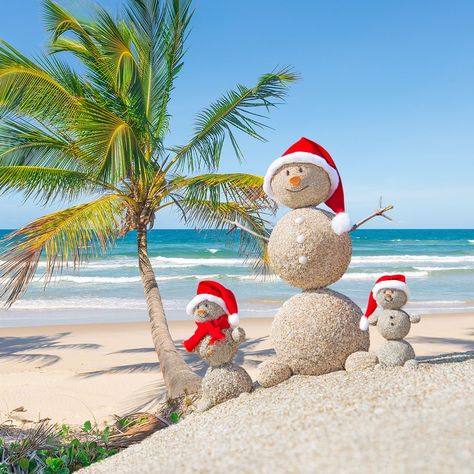 Aussie Christmas Wallpaper, Surf Christmas, Christmas In Brazil, Beach Christmas Pictures, Cali Christmas, Beach Snowman, Beachy Christmas Decor, Kersfees Idees, Sand Snowman