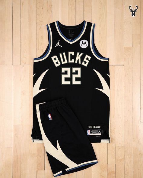 THE MILWAUKEE BUCKS HAVE UNVEILED THE TEAM’S NEW 2022-23 “FEAR THE DEER” STATEMENT EDITION UNIFORM. THIS IS THE THIRD EDITION OF THE “FEAR THE DEER” SERIES OF THE BUCKS. THE NEW DESIGN FEATURES A BLACK BASE COLOR WITH CREAM ANTLERS RUNNING UP THE SIDES OF RITE SHORTS AND JERSEY. Basketball Jersey Design Ideas Sports, Cool Basketball Jerseys, Zapatillas Nike Basketball, Basketball Logo Design, Basketball Jersey Outfit, Nba Uniforms, Basketball Uniforms Design, Basket Nba, Sport Shirt Design