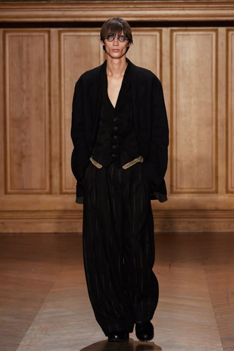 Ziggy Chen Men's Fall 2024 [PHOTOS] Dark Mens Fashion, Vanity Closet, Black Outfit Men, High Fashion Runway, Minimal Look, 가을 패션, Dark Fashion, 2024 Collection, Fall 2024