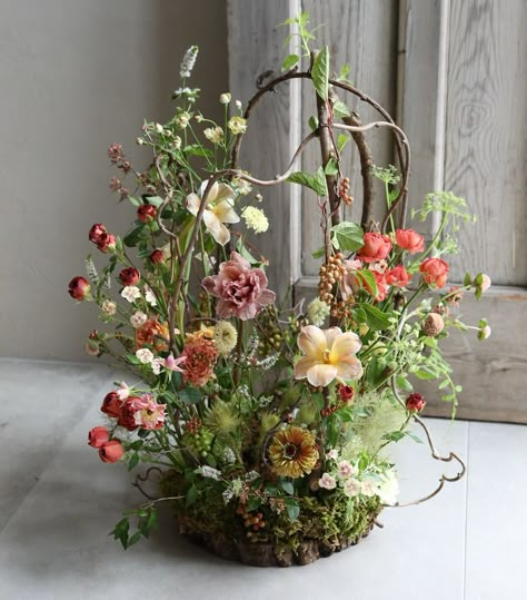 Vegetative Floral Design, Flowers In A Basket, Floral Designs Arrangements, Floristry Design, Sustainable Flowers, Spring Arrangements, Spring Floral Arrangements, Deco Nature, Creative Flower Arrangements