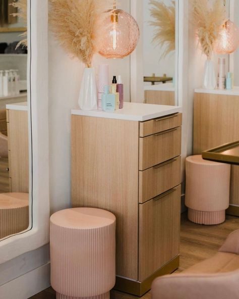 How to Choose the Best Hair Salon Stations | Minerva Beauty | Minerva Beauty Salon Suite Decor Small Spaces, Small Beauty Salon Ideas, Salon Decor Studio, Rustic Salon, Hair Salon Stations, Salon Decorating, Salon And Boutique, Salon Suite Decor, Hair Room