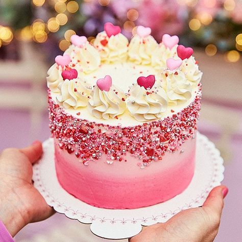 Peggy Porschen on Instagram: “Share the love with these oh so dreamy layers of light & fluffy sponge.  Our Valentine's Heart to Heart Layer Cake is an eye-catching way…” Valentine Cake Designs, Peggy Porschen Cakes, Peggy Porschen, Valentines Baking, Mini Torte, Pastel Cupcakes, Valentine Desserts, Valentines Day Cakes, Valentine Cake