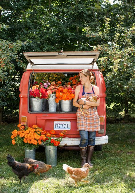 9 Ways to Arrange Flowers Like a Pro  - CountryLiving.com Arrange Flowers, Cut Flower Farm, Flower Truck, Flower Business, Summer Escape, Flower Farmer, Florist Shop, Cut Flower Garden, Plan A Trip