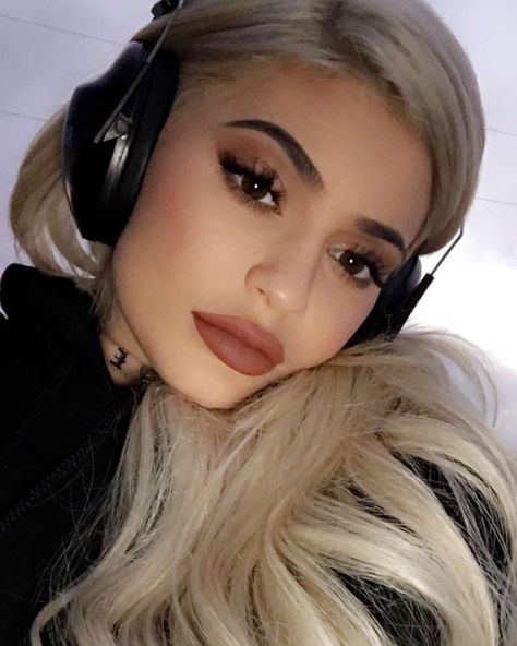 Kylie Jenner Instagram | #kyliejenner #makeup #blondehair #hair Maquillaje Kylie Jenner, Moda Kylie Jenner, Maquillage Kylie Jenner, Kylie Jenner Snapchat, Instagram Kylie Jenner, Look Kylie Jenner, Looks Kylie Jenner, Trajes Kylie Jenner, Kylie Jenner Nails