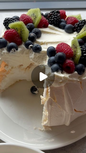 Jessica Holmes on Instagram: "My mother-in-law makes the BEST pavlova I’ve ever had ❤️
When I shared a video of her making her annual Pavlova, I had so many requests for the full recipe. So she kindly agreed to share the recipe with us, along with all her tips, since she’s been making Pavlovas from scratch for over 30 years 👏🏻 You can find the FULL recipe and step-by-step photos on sweetestmenu.com, link in bio 👆🏻 Comment recipe below and I’ll send it to you NOW! #pavlova #recipe #homemade #yum #dessert #christmas #baking #baker" Pavlova Recipe Videos, Best Pavlova, Pavlova Cake, Dessert Christmas, Pavlova Recipe, Best Sweets, Holiday Foods, Christmas Food Desserts, Recipes Dessert