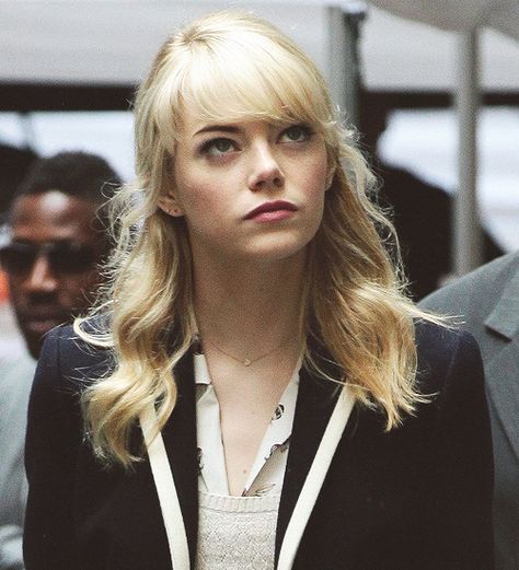 Emma Stone Cruella, Emma Stone Blonde, Peter Y Gwen, Spiderman Gwen Stacy, Gwen Stacy Emma Stone, Emma Stone Gwen Stacy, Beaded Necklace Outfit, Spiderman Gwen, Andrew Garfield And Emma Stone