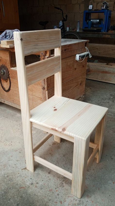 Easy Woodworking Projects For Beginners, Kids Bedroom Furniture Design, Steel Bed Design, Wooden Chair Plans, Ormanlık Alan, Wood Chair Diy, Woodworking Projects For Beginners, Chair Woodworking Plans, Wood Chair Design