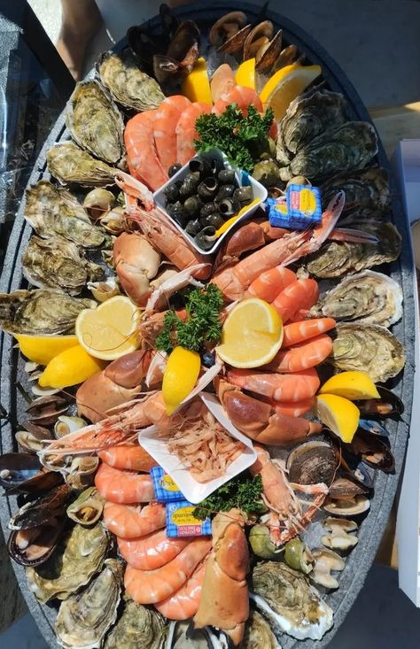 Ham Pasta, Seafood Plates, Seafood Tower, Party Food Buffet, Seafood Platter, Ramadan Crafts, Vietnamese Food, Pinoy Food, Buffet Food