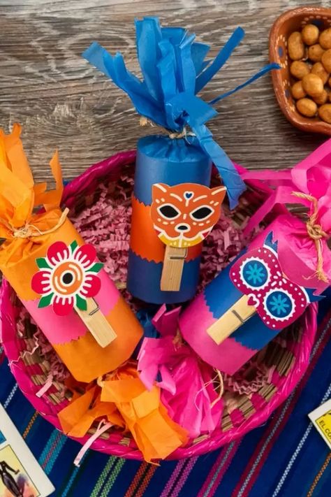 Perfectos para una fiesta mexicana, una fiesta de cumpleaños en septiembre o hasta para una mesa de dulces en una boda, estos dulceros son realmente fáciles de hacer. Están hechos con los rollos de cartón del papel de baño, así que también estarás reciclando, y te tomará mucho tiempo elaborar esta manualidad sencilla.