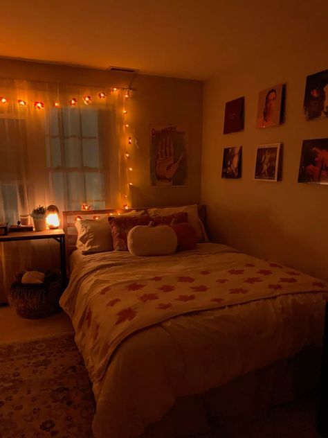 All Too Well Bedroom, Fall Aesthetic Bedroom Ideas, November Bedroom Decor, Fall Themed Room Aesthetic, Easy Fall Room Decor, Autumnal Room Decor, Cute Autumn Room Decor, Fall Room Inspo Aesthetic Cozy, Easy Bedroom Ideas For Small Rooms