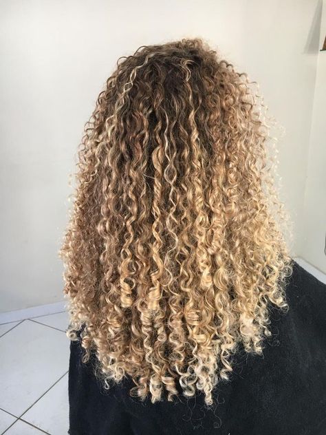 Mixed Girl With Blonde Hair, Summer Curly Hair Color, Curly Hair Highlights Blonde, Blonde Curly Hair Highlights, Blonde Curly Highlights, Blonde Highlights On Curly Hair, Blonde Curly Hair Black Women, Curly Hair With Blonde Highlights, Money Piece Curly Hair