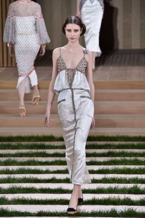 Pin for Later: Gigi and Bella Hadid Made Their Chanel Couture Debut — and It Was Flawless Gigi And Bella Hadid, Gigi And Bella, Chanel Runway, Chanel Couture, Chanel Haute Couture, Chanel Spring, Couture Week, Spring Summer 2016, Bella Hadid