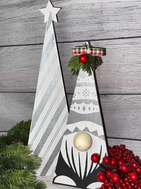 Wood Christmas Trees, Wood Triangle, Gnome Diy, Fall Door Decorations, Wood Christmas Tree, Diy Christmas Decorations Easy, Christmas Wood Crafts, Gnomes Crafts, Wooden Christmas Trees