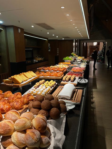 Buffet Big Brunch Buffet, Huge Breakfast Buffet, Luxury Breakfast Buffet, Food Travel Aesthetic, Expensive Breakfast, Breakfast Big Group, Breakfast Buffet Aesthetic, Huge Breakfast, All You Can Eat Buffet