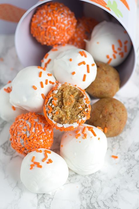 Carrot cake cake pops taste like carrot cake with cream cheese frosting! Learn how to make cake pops with a carrot cake and cream cheese center. They make cute spring desserts or Easter desserts! Carrot Cake Cake Pops, Cream Cheese Carrot Cake, Thanksgiving Cake Pops, Cake Cake Pops, Cake Carrot, Homemade Carrot Cake, 18th Cake, Cakes To Make, Cake Pop Decorating