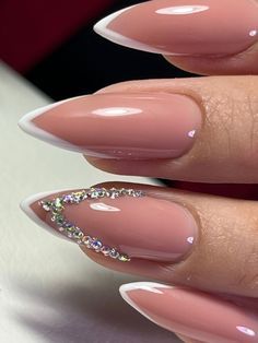 Almond Nails With Crystals, Simple Nails With Rhinestones, Crystals On Nails, Nails With Stones, Nails With Crystals, Nail Designs With Rhinestones, Stone Nails, Stone Nail Art, Nails Design With Rhinestones