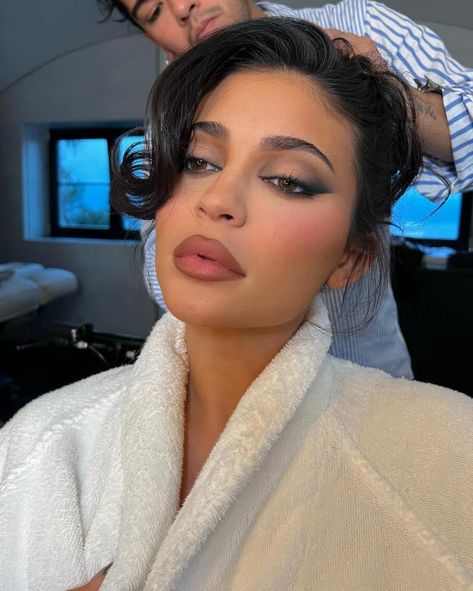 KHLOE Kardashian CURSED at Kylie Jenner for her new glam video from Italy. The 24-year-old and her sister are at Kourtney Kardashian and Travis Barker’s lavish weekend wedding. Kylie, 24, shared a slice of her beauty routine while in Italy. In her May 21st post, she shared photos and a video as she clasped her […] Make Kylie Jenner, Maquillage Kylie Jenner, Cruelty Free Makeup Brands, Seductive Eyes, Kylie Makeup, Jenner Makeup, Kyle Jenner, Kylie Jenner Makeup, Kylie Kristen Jenner