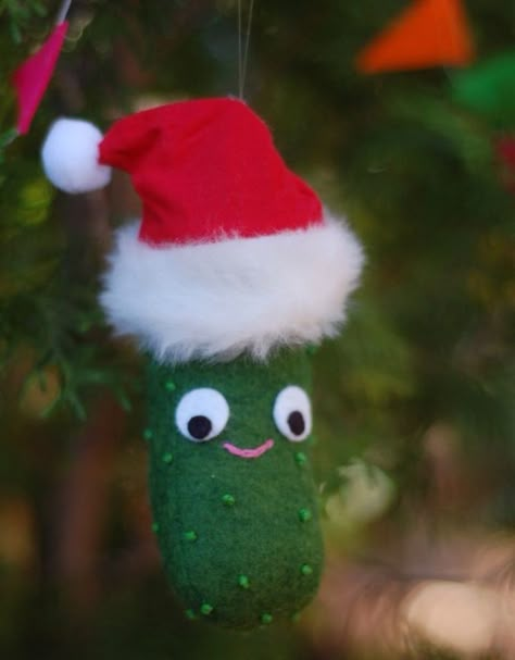 33 Adorable And Creative DIY Ornaments - The Pickle is a must for any German Traditional Christmas!! Diy Pickle Ornament, Christmas Pickle Ornament, Kids Tree, Christmas Sewing Patterns, Felt Ornaments Diy, Pickle Ornament, Diy Felt Christmas Ornaments, Christmas Pickle, Felt Ornaments Patterns