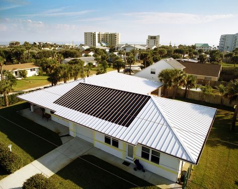 A Cracker-style roof. Researchers from the Florida Solar Energy Center built this PV-equipped model home in New Smyrna Beach, Florida. The home’s white metal roofing and wide roof overhangs help keep the interior cool on hot summer days. Water Well House, House Green, House Design Trends, Passive Solar Design, Environmental Engineering, Solar Design, Metal Roofing, Building Tips, Gable Roof