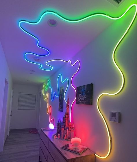 Rope Light Design, Neon Light Ideas, Blacklight Bedroom, Gaming Room Aesthetic, Disco Bedroom, Neon Bedroom, Art Deco Living Room, Neon Wall Signs, Neon Wall Art