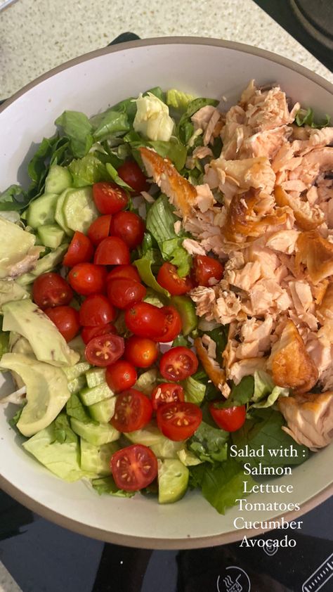 #salad #salmon #aesthetic #food #foodporn #salads Salmon Salad Aesthetic, Summer Salad Aesthetic, Salad Recipes Aesthetic, Salmon Aesthetic, Healthy Food Shop, Juice Ideas, Salad Salmon, Salad Aesthetic, Winter Arc