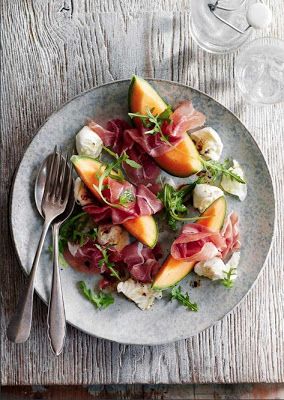 Breakfast Mediterranean, Instapic Ideas, Salad Photography, Prosciutto Melon, Tapas Food, Rosé Champagne, Plated Dinner, Best Summer Salads, Melon Salad