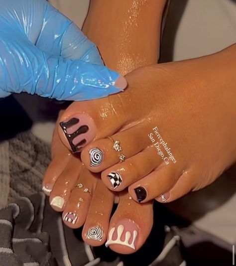 Summer Nail And Toe Ideas, Short Glam Nails Designs, Simple Toe Nails Designs, Checkered Toe Nails, Halloween Pedicure Ideas Toes Toenails, Toe Design Ideas, Finger And Toe Nail Combo, Toe Color Ideas, Metallic Pedicure