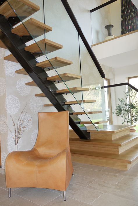 Spine Staircase, Internal Staircase, Beautiful Staircases, Staircase Design Ideas, Interior Design Living Room Modern, Steel Staircase, Staircase Design Modern, Contemporary Staircase, Building Stairs