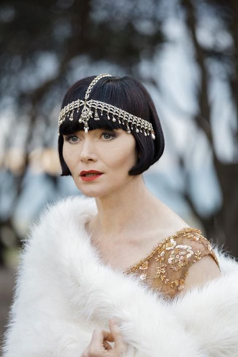 Phryne Fisher's Fabulous Frocks — Miss Fisher’s fifth outfit of “Deadweight” (Season... Miss Fisher Fashion, Essie Davis, Phryne Fisher, Style Année 20, Miss Fisher, 1920s Hair, Gatsby Style, 20s Fashion, Retro Mode